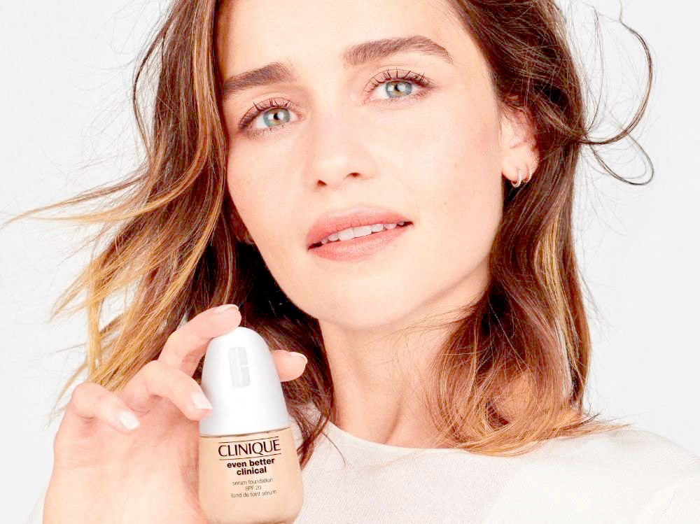 La star de Game of Thrones Emilia Clarke est la nouvelle ambassadrice de la marque de cosmétiques Clinique La star de Game of Thrones Emilia Clarke est la nouvelle ambassadrice de la marque de cosmétiques Clinique. Emilia pose pour le nouveau Sérum Fondation de la marque Actress Emilia Clarke, Clinique Brand Ambassador pose for the new Even Better Clinical Serum Foundation.