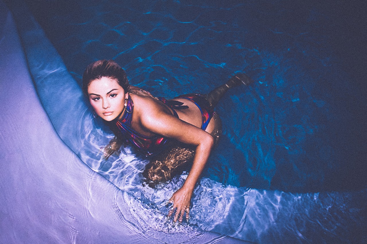 elena Gomez pose pour la campagne publicitaire de "Mariette" Selena Gomez s'est associée à la marque de maillots de bain La'Mariette pour lancer une collection de maillots de bain, comprenant six styles différents dans un imprimé vibrant que l'artiste "De Una Vez" a aidé à concevoir. La marque de bain, co-fondée par l'ancien cadre de Gomez l'assistante Theresa Mingus et Morgan Brutocao, dévoile la collaboration dans une campagne de style film instantané menée par la chanteuse elle-même. Selena Gomez has linked up with swimwear brand La’Mariette to launch a collection of bathing suits, featuring six different styles in a vibrant print that the “De Una Vez” artist has helped design.The swim label, co-founded by Gomez’s former executive assistant Theresa Mingus and Morgan Brutocao, unveils the collaboration in an instant film-style campaign fronted by the singer herself.