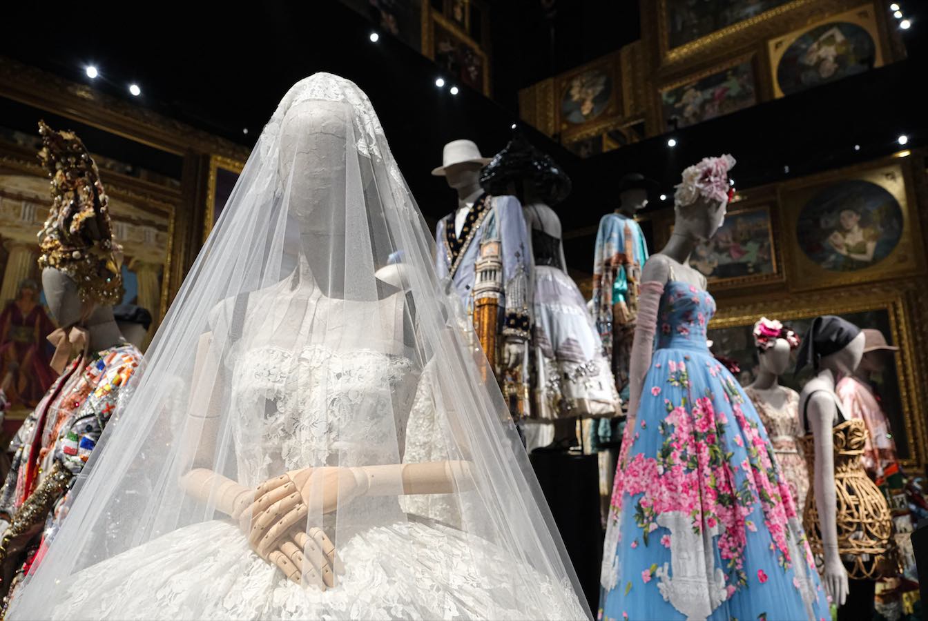From the Heart to the Hand: Expoziția Dolce&Gabbana de la Paris este deschisă până pe 31 martie From the Heart to the Hand: Expoziția Dolce&Gabbana de la Paris este deschisă până pe 31 martie