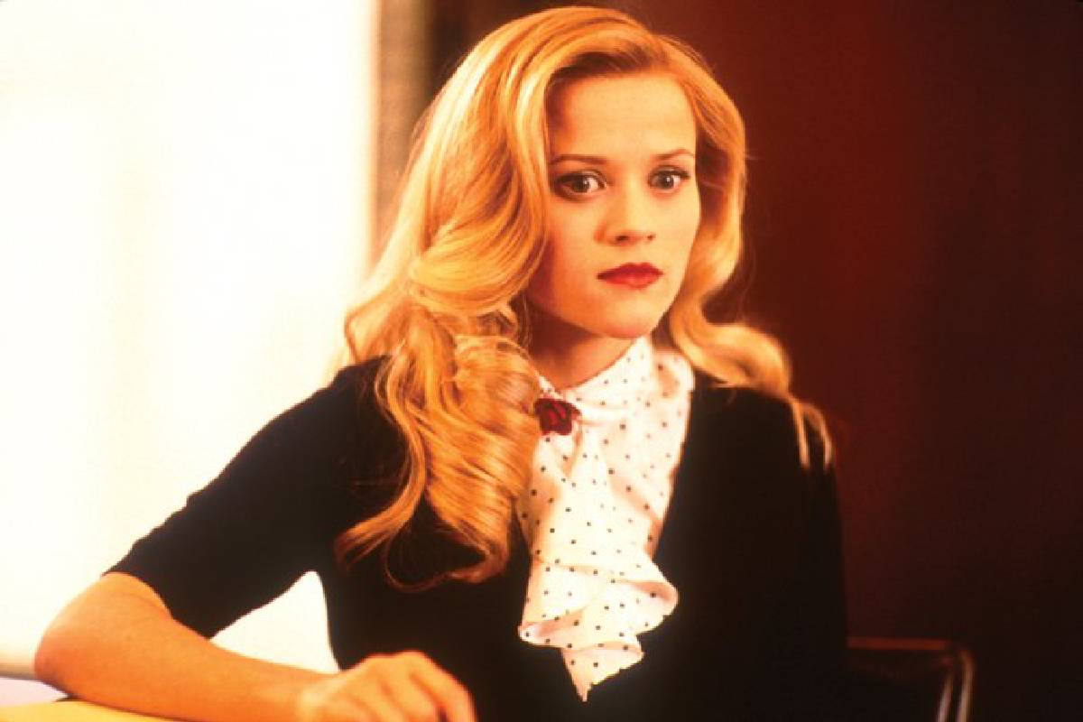 blonda de la drept elle