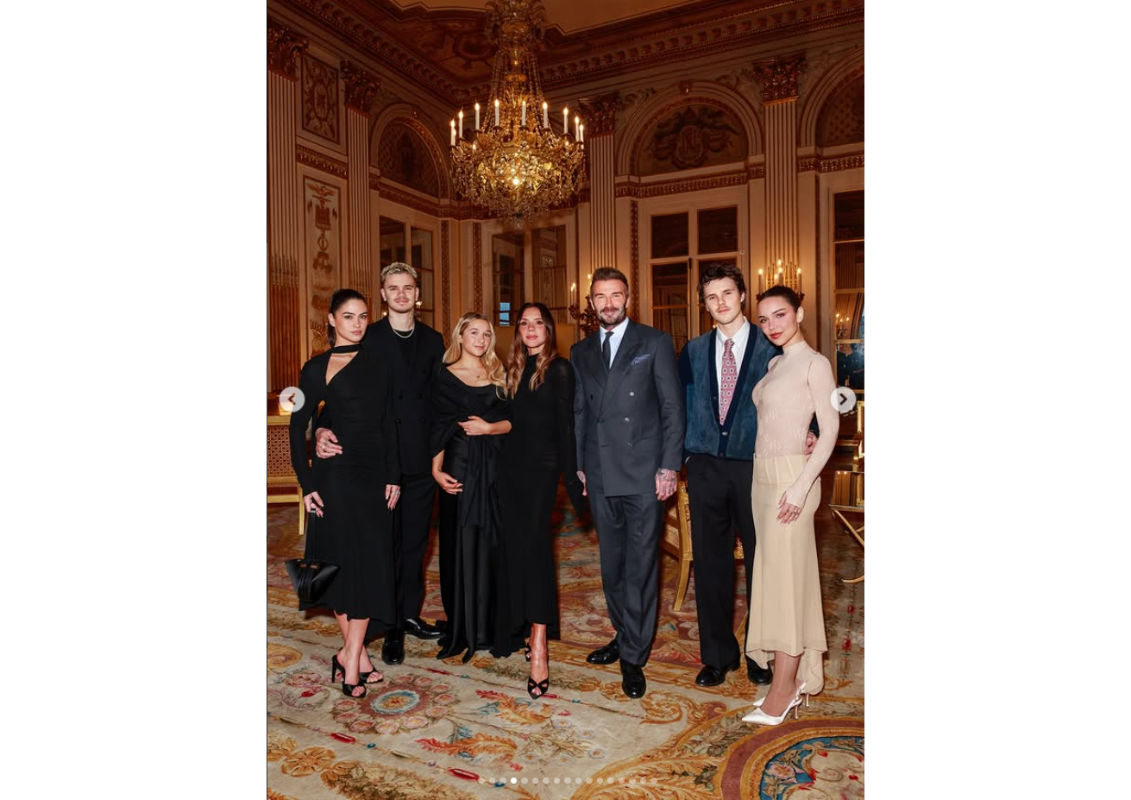 Victoria Beckham a primit luni, la Paris, titlul de Cavaler al Ordinului Artelor și Literelor