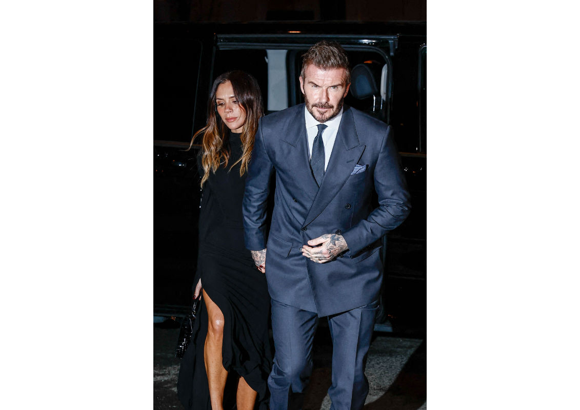 Victoria Beckham a primit luni, la Paris, titlul de Cavaler al Ordinului Artelor și Literelor
