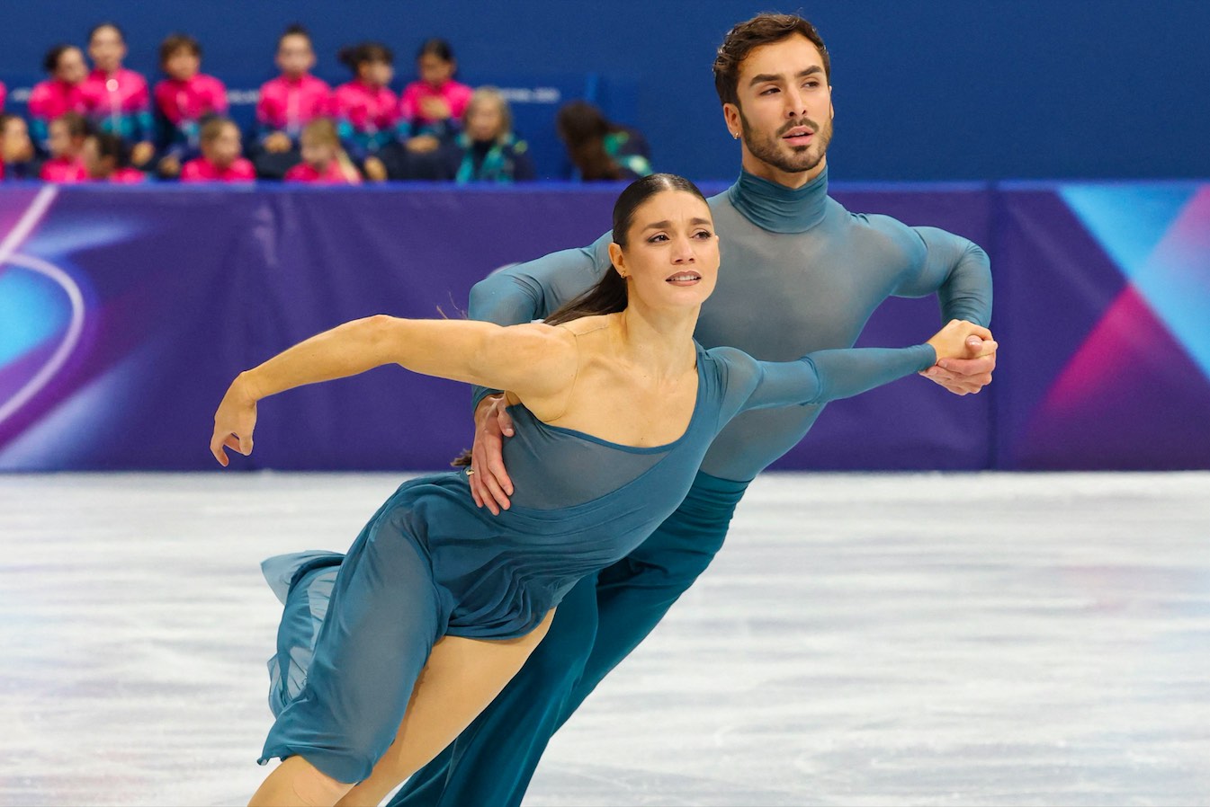Moda pe gheață: Tendințe și cerințe în costumele de patinaj artistic. Ce poartă campionii