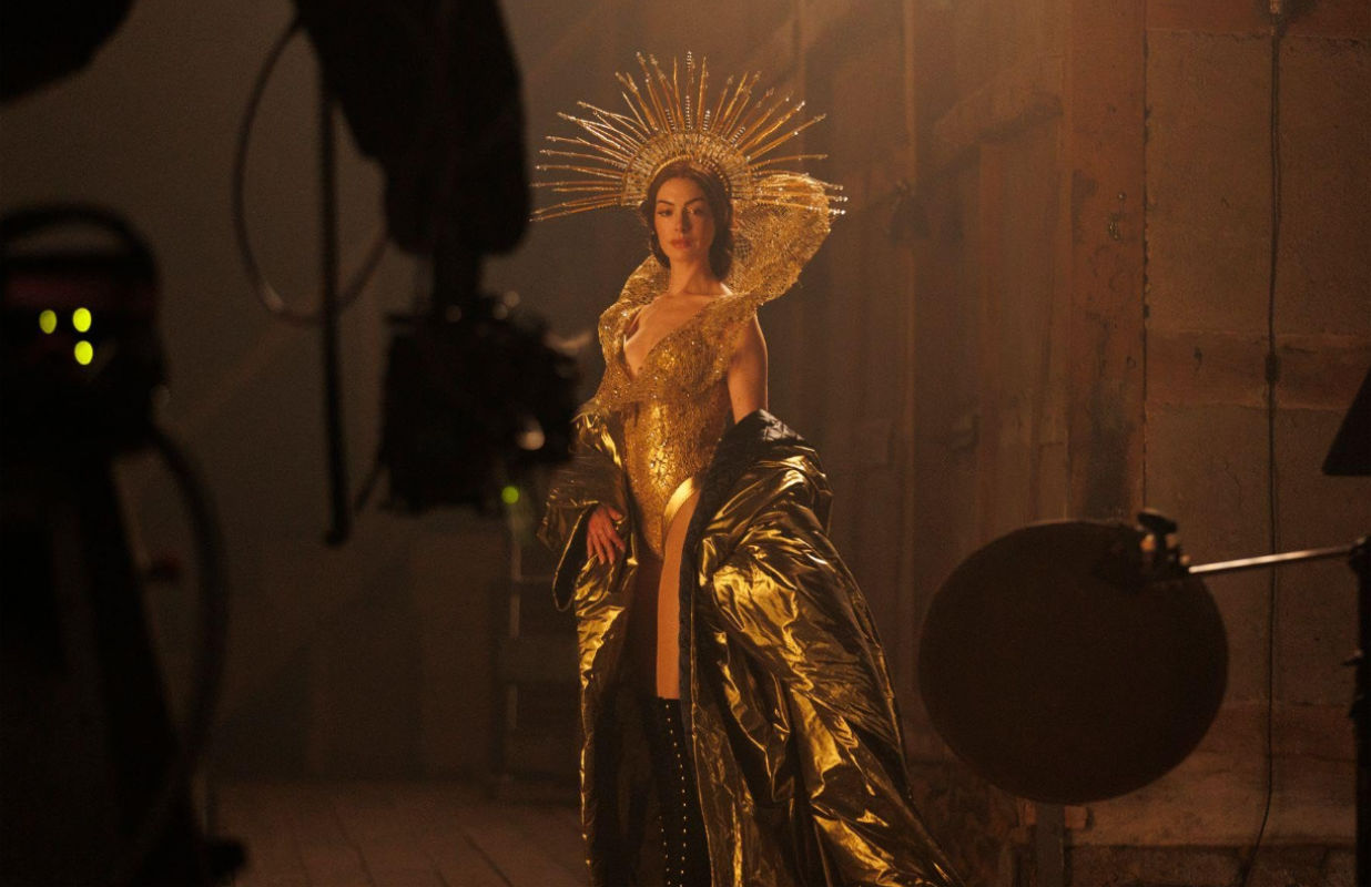 anne hathaway mother mary